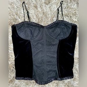 Betsey Johnson VINTAGE hook and eye black velvet corset top. Women’s size 4. 🖤